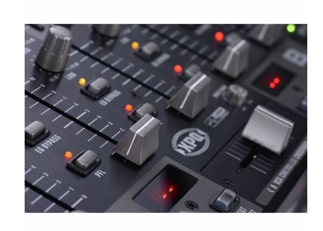 BEHRINGER VMX1000USB 7-CHANNEL DJ MIXER AND USB INTERFACE